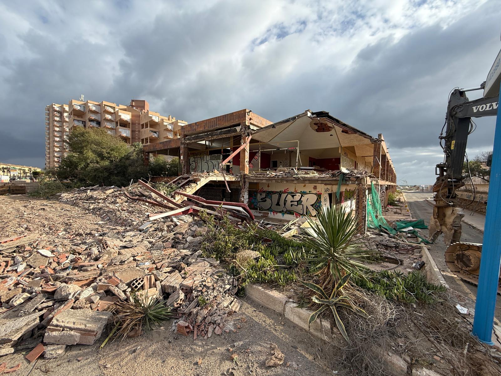 Comienzan las obras de demolición de las antiguas galerías comerciales en La Manga del Mar Menor